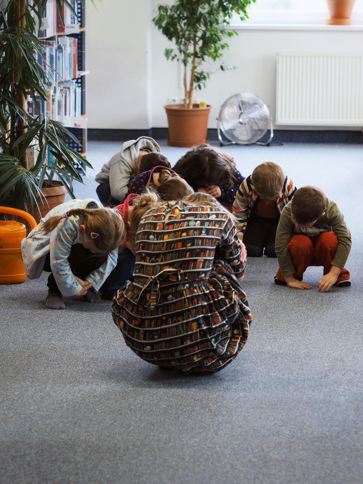 Děti při pohybové části programu Krabička